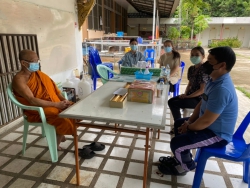 20210819165503(1).jpg - คณะครู บุคลากร และคณะกรรมการสถานศึกษาฯ โรงเรียนแม่โป่งประชาสามัคคี ร่วมกิจกรรมถวายเทียนพรรษา เนื่องในวันอาสาฬบูชาและวันเข้าพรรษา พ.ศ.2564 จำนวน 10 วัด  | https://mpps.ac.th