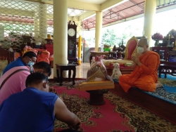 20210819165504(1).jpg - คณะครู บุคลากร และคณะกรรมการสถานศึกษาฯ โรงเรียนแม่โป่งประชาสามัคคี ร่วมกิจกรรมถวายเทียนพรรษา เนื่องในวันอาสาฬบูชาและวันเข้าพรรษา พ.ศ.2564 จำนวน 10 วัด  | https://mpps.ac.th