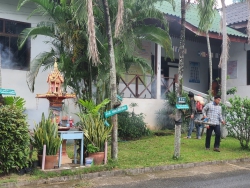 20210819171258.jpg - เทศบาลตำบลแม่โป่ง นำทีมโดยนายกเทศมนตรี พร้อมคณะ นำเจ้าหน้าที่มาช่วยฉีดพ่นสารเคมีป้องกันโรคไข้เลือดออก และมอบแอลกอฮอล์เจล เพื่อป้องกันเชื้อโรคโควิด-19 | https://mpps.ac.th