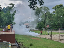 20210819171259(1).jpg - เทศบาลตำบลแม่โป่ง นำทีมโดยนายกเทศมนตรี พร้อมคณะ นำเจ้าหน้าที่มาช่วยฉีดพ่นสารเคมีป้องกันโรคไข้เลือดออก และมอบแอลกอฮอล์เจล เพื่อป้องกันเชื้อโรคโควิด-19 | https://mpps.ac.th