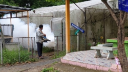 20210819171259(3).jpg - เทศบาลตำบลแม่โป่ง นำทีมโดยนายกเทศมนตรี พร้อมคณะ นำเจ้าหน้าที่มาช่วยฉีดพ่นสารเคมีป้องกันโรคไข้เลือดออก และมอบแอลกอฮอล์เจล เพื่อป้องกันเชื้อโรคโควิด-19 | https://mpps.ac.th