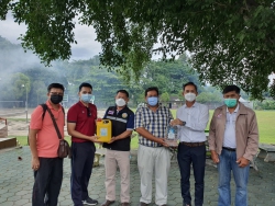 20210819171300(1).jpg - เทศบาลตำบลแม่โป่ง นำทีมโดยนายกเทศมนตรี พร้อมคณะ นำเจ้าหน้าที่มาช่วยฉีดพ่นสารเคมีป้องกันโรคไข้เลือดออก และมอบแอลกอฮอล์เจล เพื่อป้องกันเชื้อโรคโควิด-19 | https://mpps.ac.th