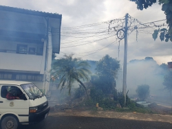 20210819171300(3).jpg - เทศบาลตำบลแม่โป่ง นำทีมโดยนายกเทศมนตรี พร้อมคณะ นำเจ้าหน้าที่มาช่วยฉีดพ่นสารเคมีป้องกันโรคไข้เลือดออก และมอบแอลกอฮอล์เจล เพื่อป้องกันเชื้อโรคโควิด-19 | https://mpps.ac.th