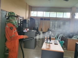 20210819171300(4).jpg - เทศบาลตำบลแม่โป่ง นำทีมโดยนายกเทศมนตรี พร้อมคณะ นำเจ้าหน้าที่มาช่วยฉีดพ่นสารเคมีป้องกันโรคไข้เลือดออก และมอบแอลกอฮอล์เจล เพื่อป้องกันเชื้อโรคโควิด-19 | https://mpps.ac.th