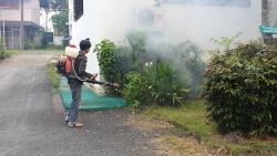 20210819171300.jpg - เทศบาลตำบลแม่โป่ง นำทีมโดยนายกเทศมนตรี พร้อมคณะ นำเจ้าหน้าที่มาช่วยฉีดพ่นสารเคมีป้องกันโรคไข้เลือดออก และมอบแอลกอฮอล์เจล เพื่อป้องกันเชื้อโรคโควิด-19 | https://mpps.ac.th